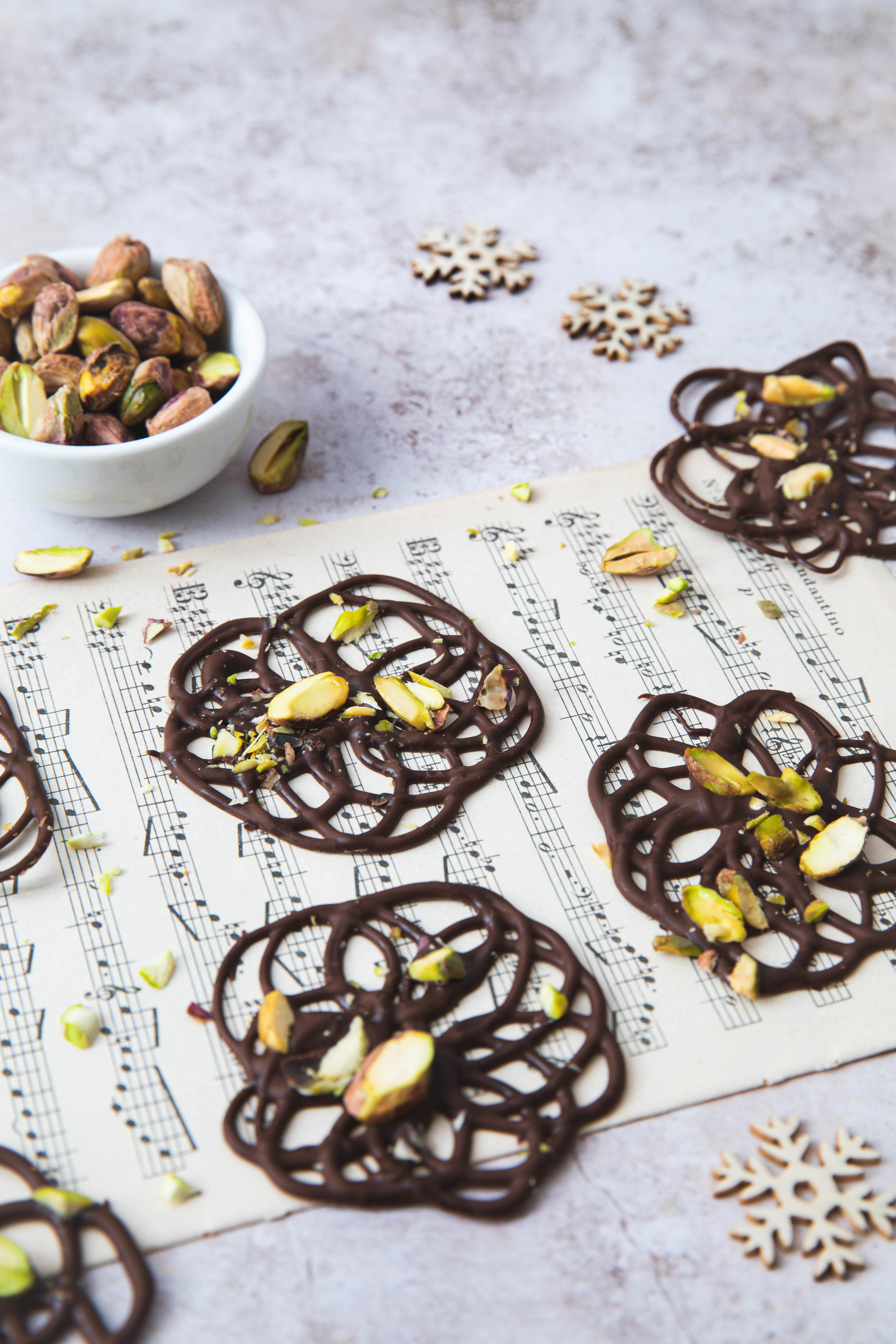 Mendiants dentelle chocolat noir et pistaches - Noël photography