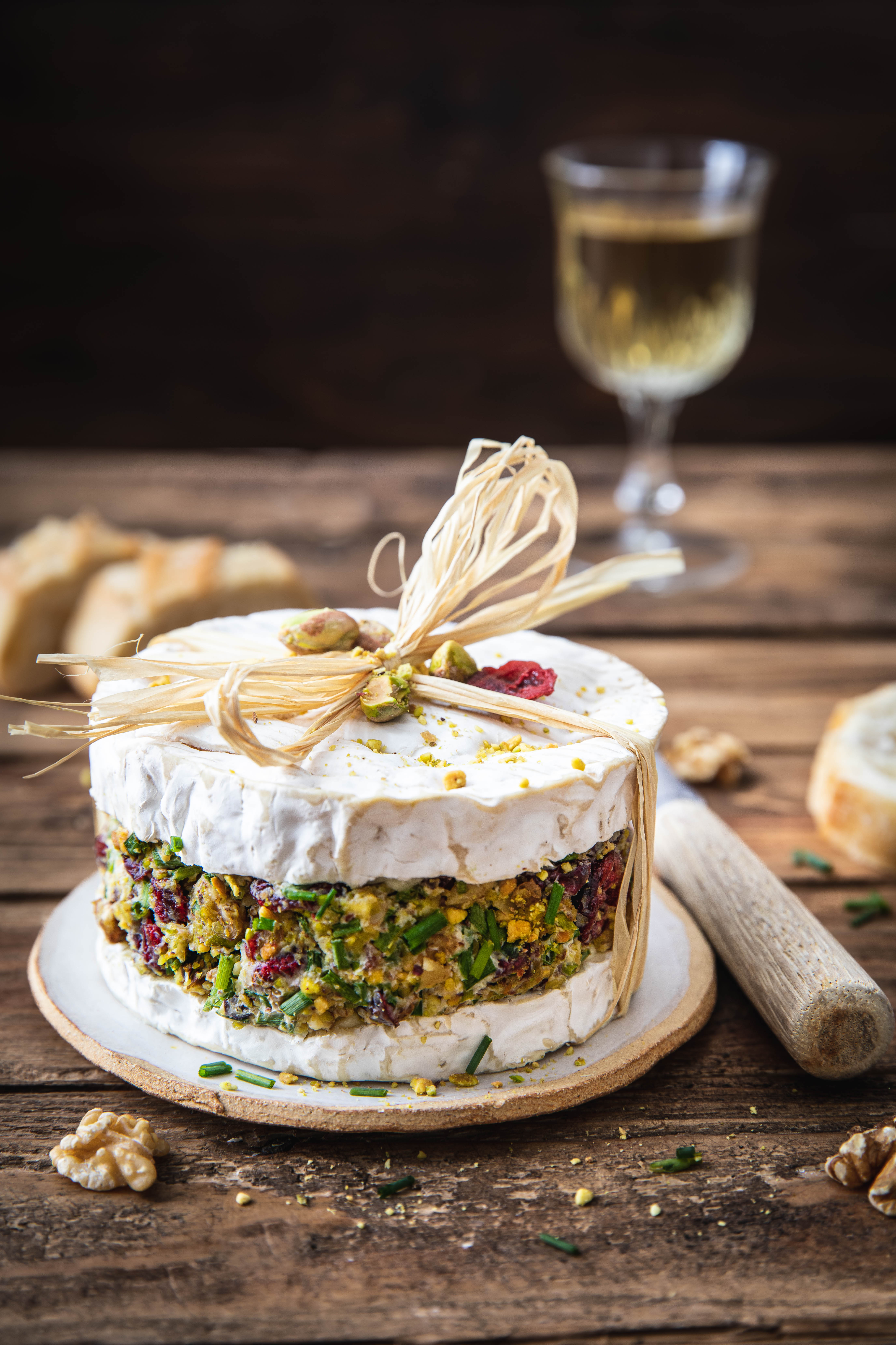 Camembert farci aux pistaches, noix et cranberries - photography