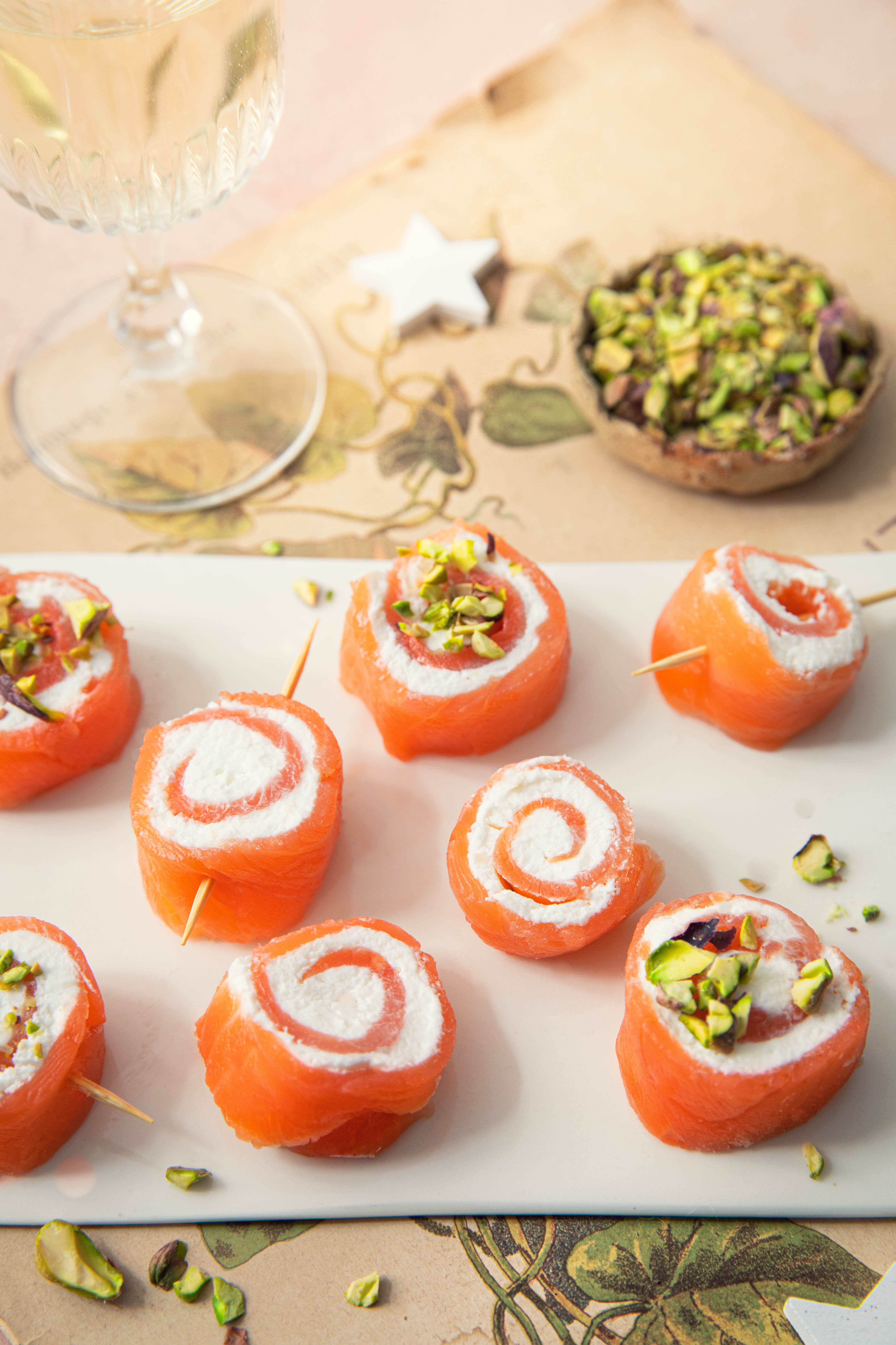 Rolls de saumon fumé au chèvre frais et pistaches - photography