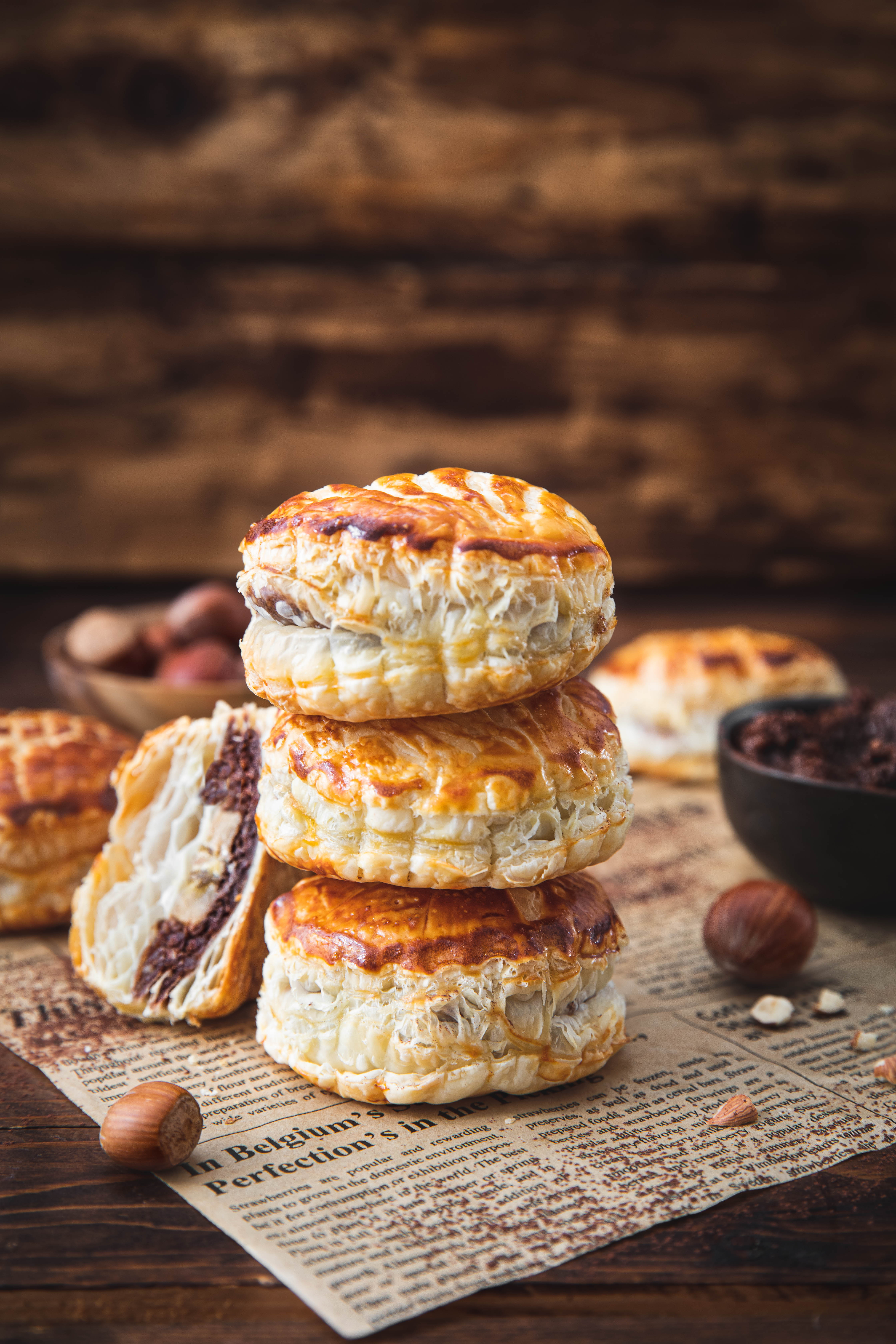 Mini galettes des rois frangipane chocolat noisette et banane - photography Epiphanie