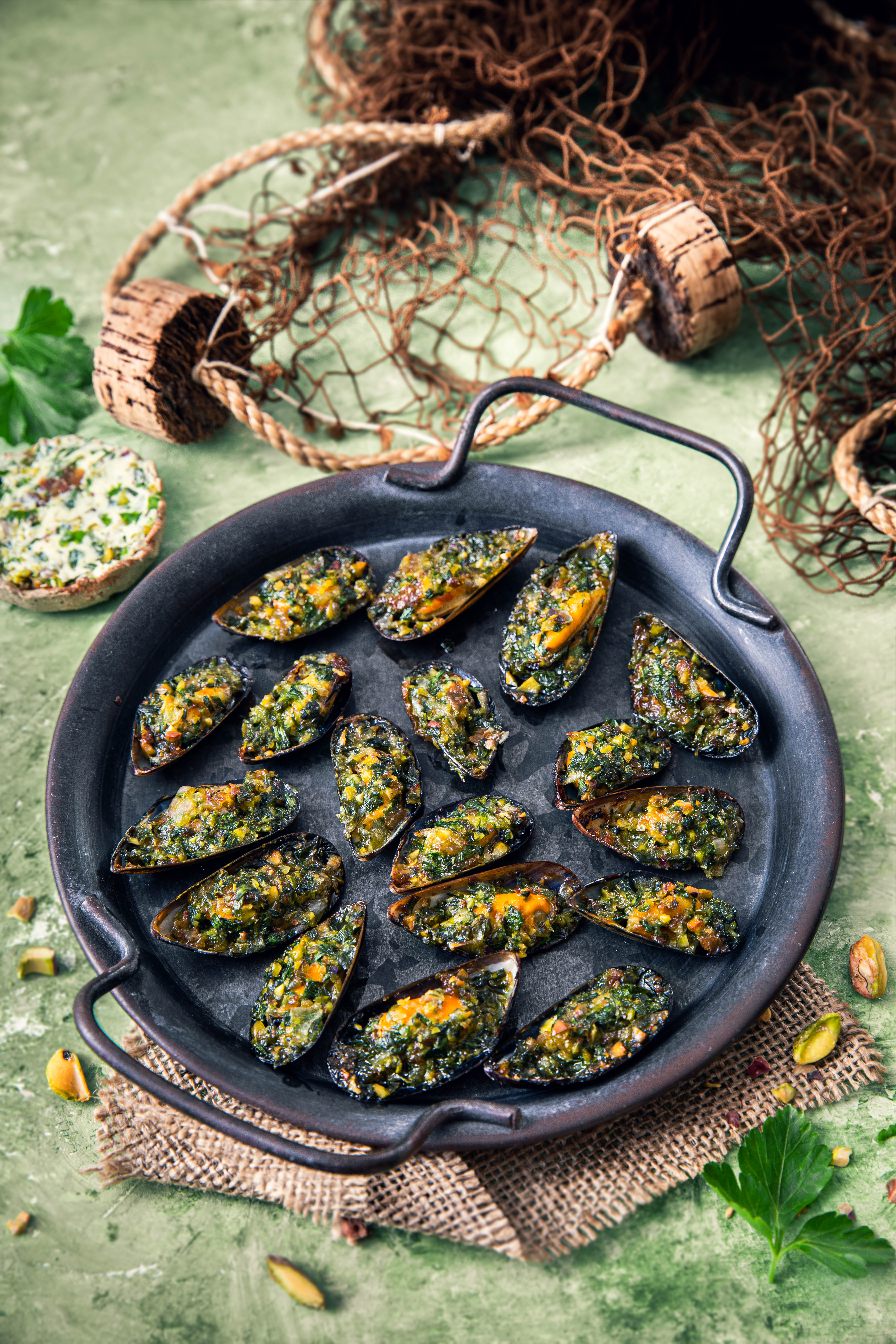 Moules gratinées aux pistaches, échalotes et aromates - photography