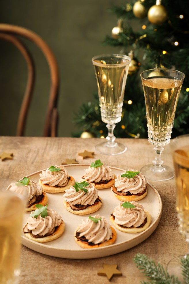 Feuilletés champignons, truffe et olive noire - apéritif noël photography
