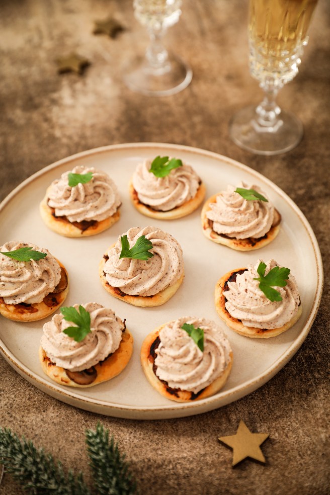 Feuilletés champignons, truffe et olive noire - apéritif noël photography
