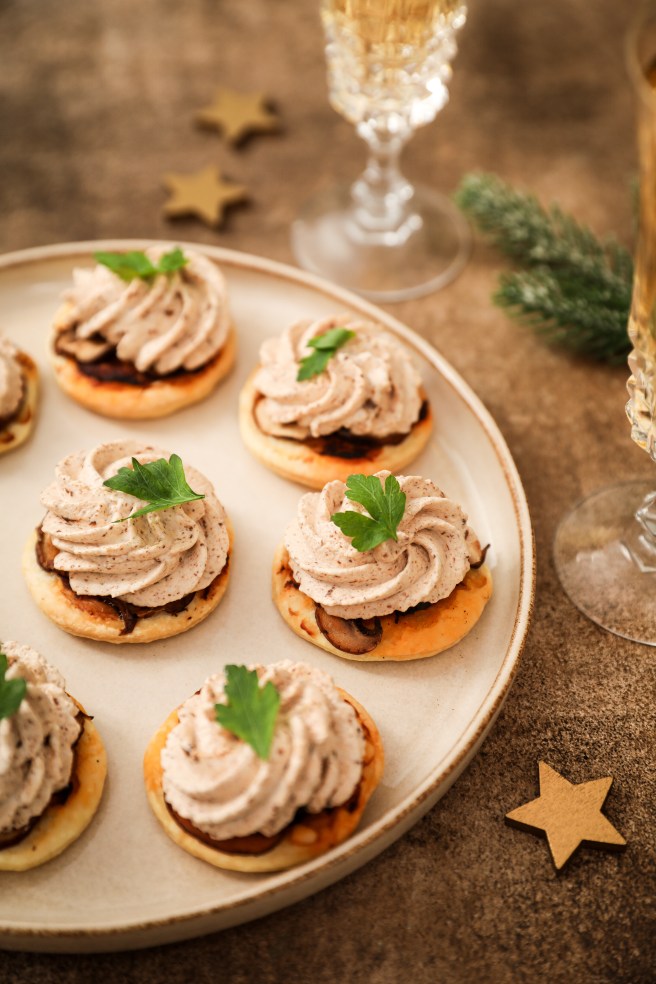 Feuilletés champignons, truffe et olive noire - apéritif noël photography