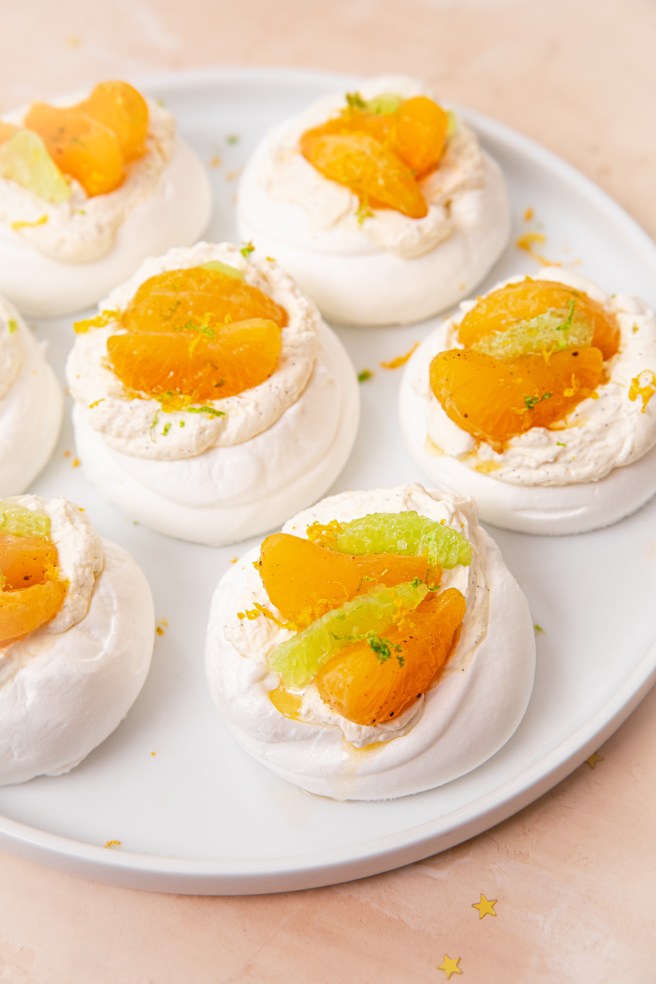 Pavlova-agrumes-clementine-citron-vert-cannelle-plat-presentation-noel-rouge-madame-rougemadamestudio-2025